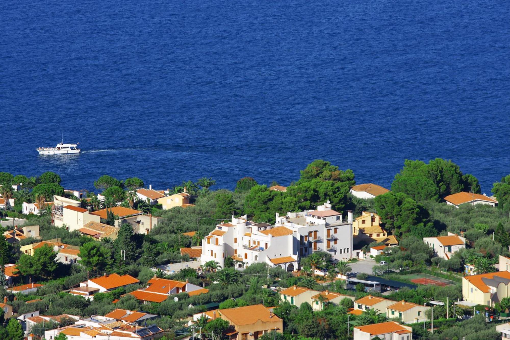 Hotel Baia Del Capitano Cefalu Exterior photo